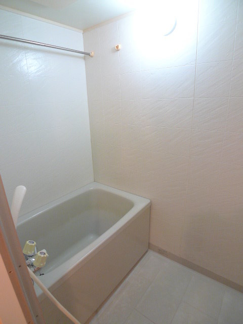 バス・シャワールーム　こちらの写真は同タイプの別の部屋の写真となります。