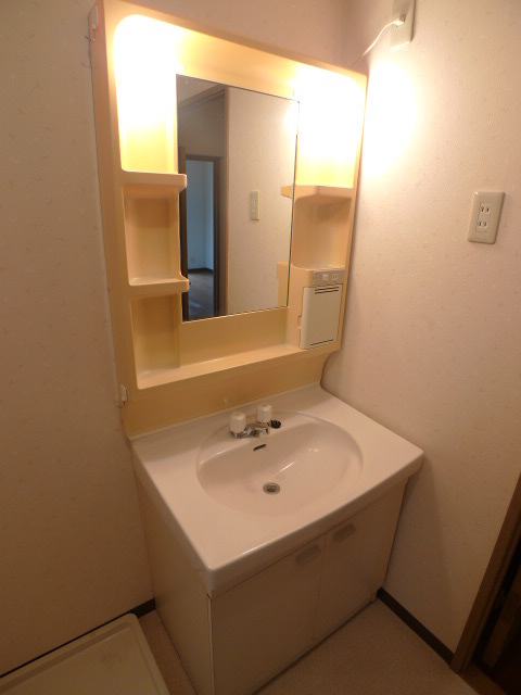 洗面設備　こちらの写真は同タイプの別の部屋の写真となります。