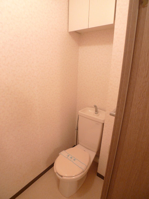 トイレ　こちらの写真は同タイプの別の部屋の写真となります。