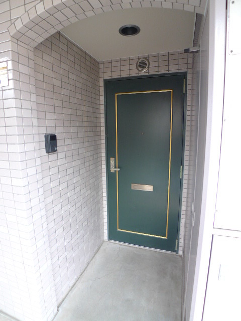 玄関　こちらの写真は同タイプの別の部屋の写真となります。