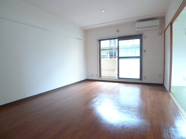 居室・リビング　こちらの写真は同タイプの別の部屋の写真となります。エアコンは