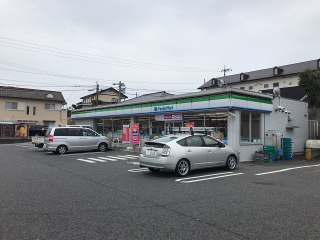 コンビニ　ファミリーマート（コンビニ）まで806m