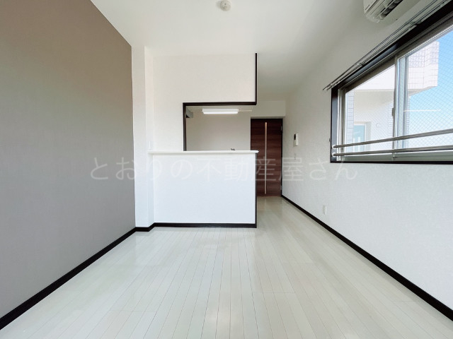 居室・リビング　モノトーンカラーのリビング