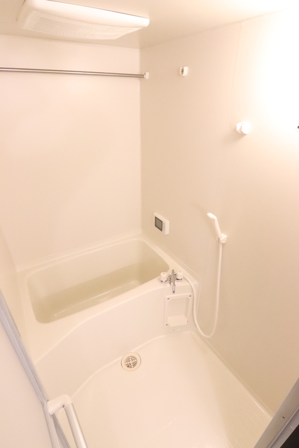 バス・シャワールーム　１日の疲れを癒やせる浴室です。