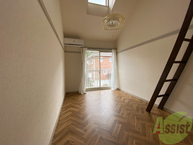 居室・リビング　７．５帖の洋室です。奥行きがあり使い勝手の良いお部屋です。