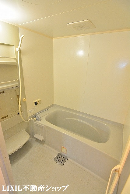 バス・シャワールーム　追い焚き機能付きの広めの浴室です。