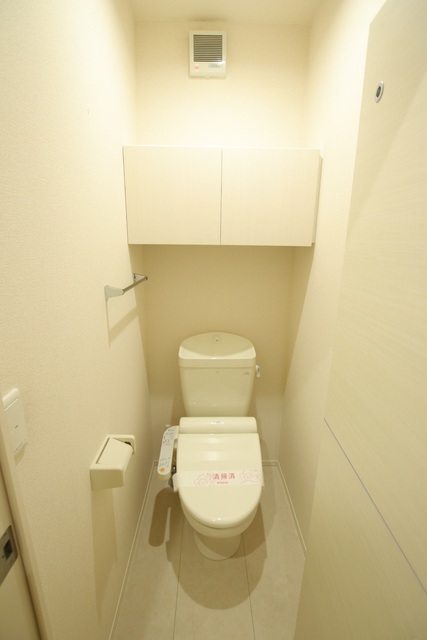 トイレ　上部に収納棚のあるトイレ