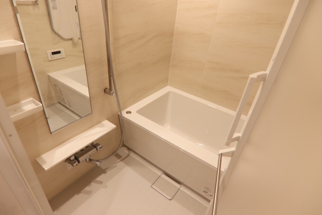 バス・シャワールーム　別室の参考写真です。※現況優先、床・建具・設備など部屋により