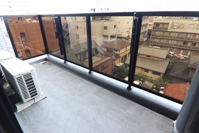 バルコニー　別室の参考写真です。※現況優先、床・建具・設備など部屋により