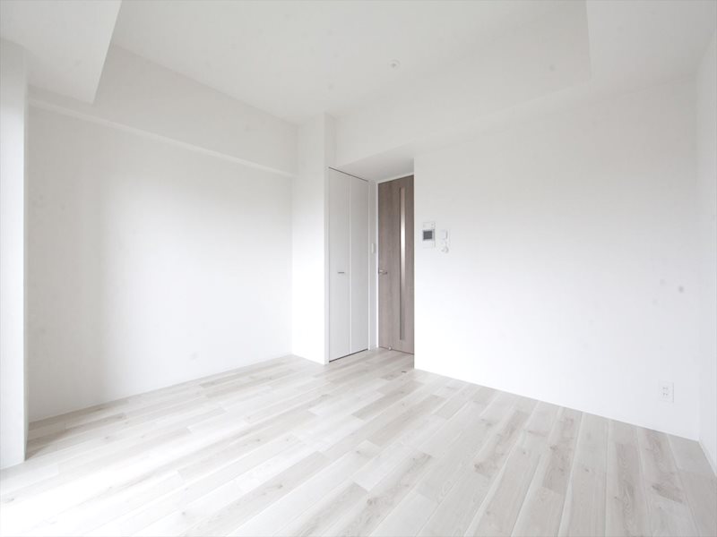 居室・リビング　洋室7.7帖　エアコン完備　バルコニーに面しています