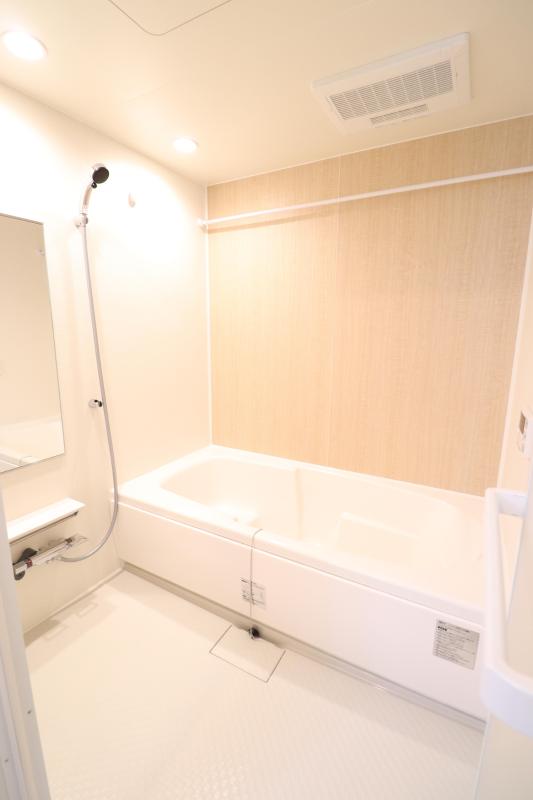 バス・シャワールーム　1坪タイプのお風呂、浴室乾燥、追い焚き付き。