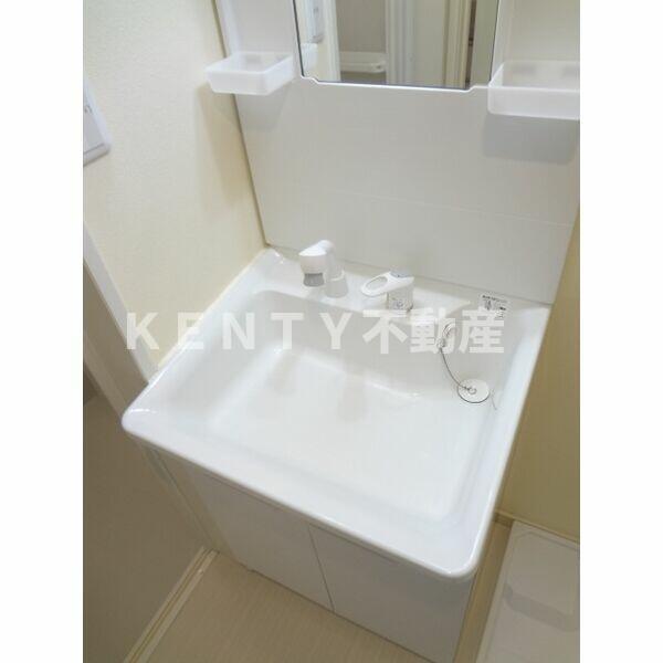 洗面設備　明るい洗面所です