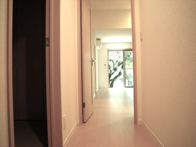 眺望　玄関から室内への景観です！左手に洋室5.4帖のお部屋、正面奥