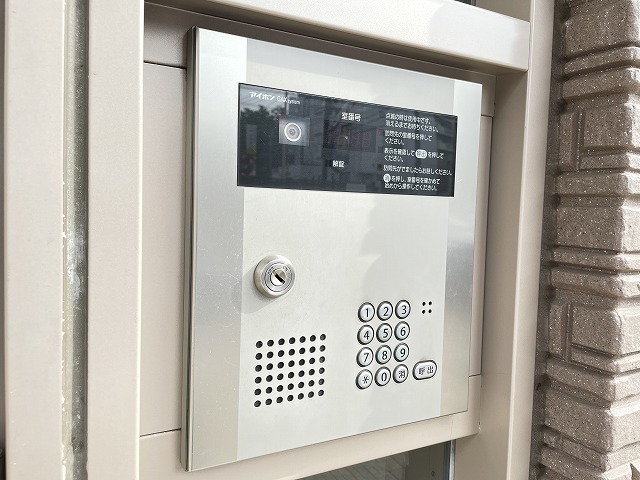 エントランス　共用エントランスは不審者の侵入を未然に防ぐオートロック付き！