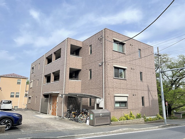 建物外観　小田急線「百合ヶ丘」駅まで徒歩8分！「新百合ヶ丘」駅までも徒