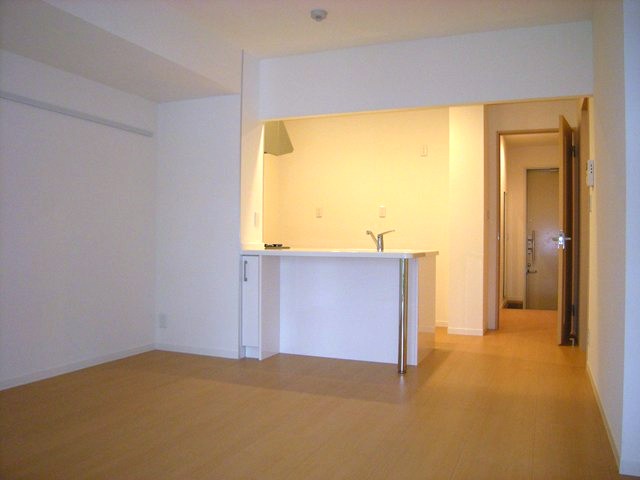 居室・リビング　南東向きリビングダイニングキッチン14帖☆バルコニーに繋がる