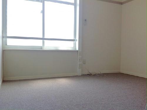 居室・リビング　備品は部屋ごとに異なります。１Ｆのみフローリング。