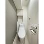 トイレ　落ち着いた色調のトイレです