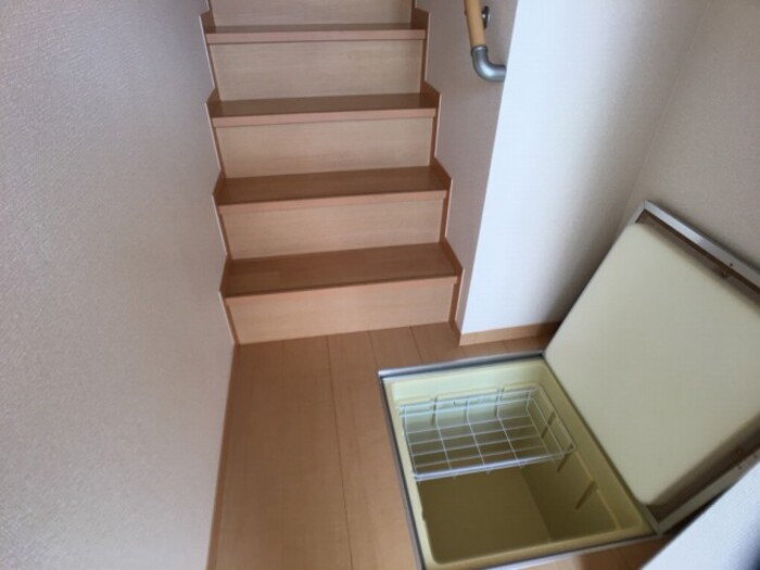 玄関　玄関に床下収納