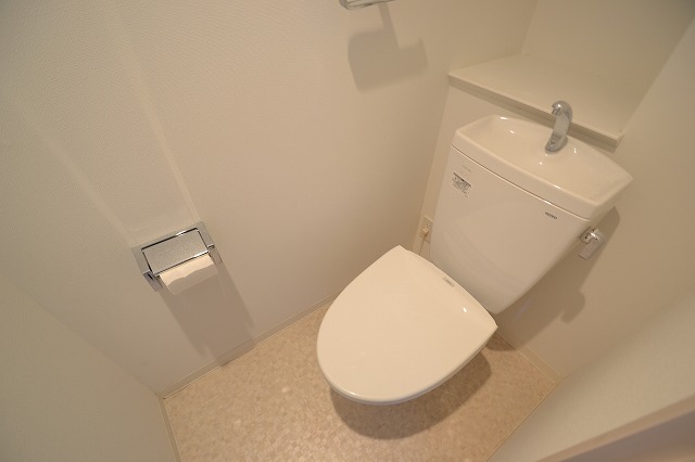 トイレ　棚付きのトイレがウレシイですね