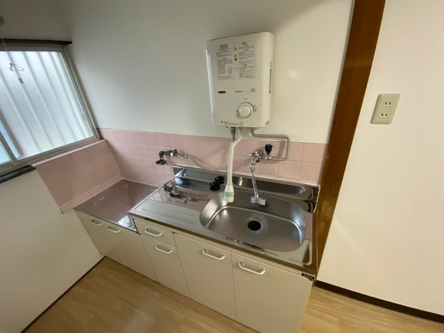 キッチン　窓があり換気も楽にできます！