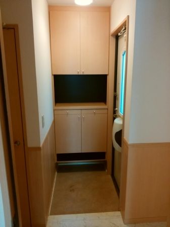 玄関　この写真の反転タイプになります。