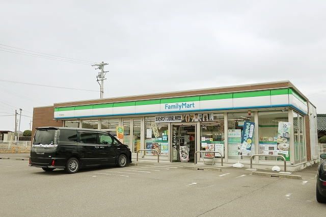 コンビニ　ファミリーマート（コンビニ）まで300m
