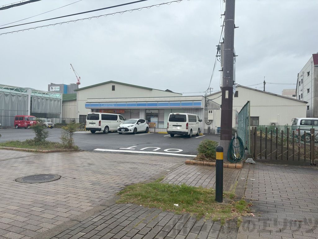 コンビニ　ローソン吹田警察署前店（コンビニ）まで240m