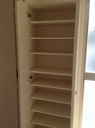 玄関　収納・別部屋になります。