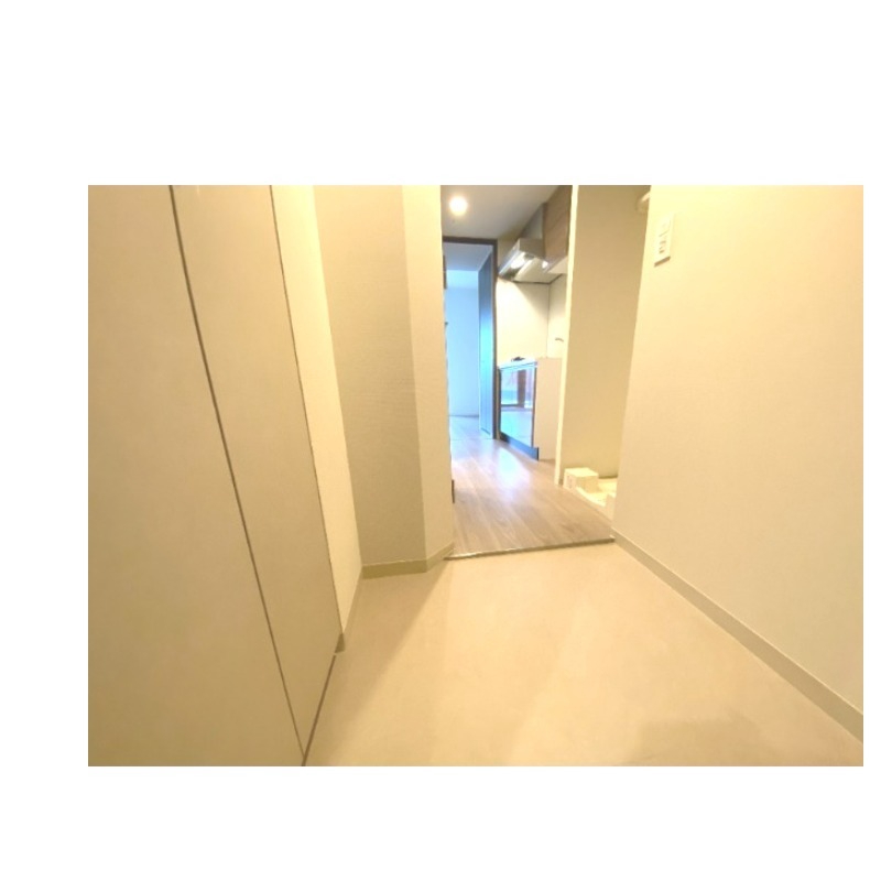 玄関　玄関を一歩入ると・・。