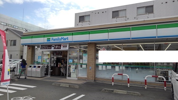 コンビニ　ファミリーマート（コンビニ）まで650m