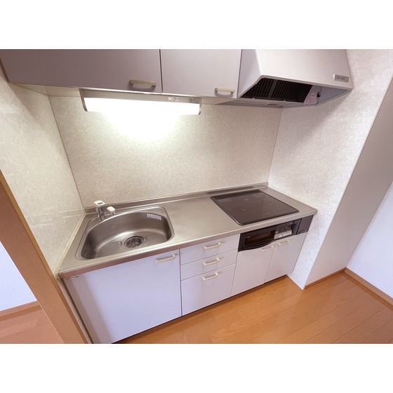 キッチン　お手入れのしやすいＩＨクッキングヒーターが３口付です♪