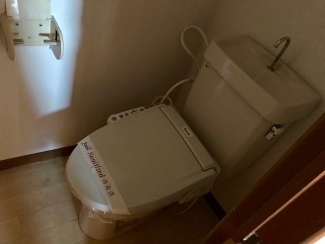 トイレ　掲載写真は同型モデルを掲載しており実際のお部屋と仕様等が異な