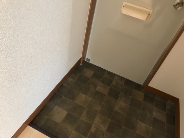 玄関　掲載写真は同型モデルを掲載しており実際のお部屋と仕様等が異な