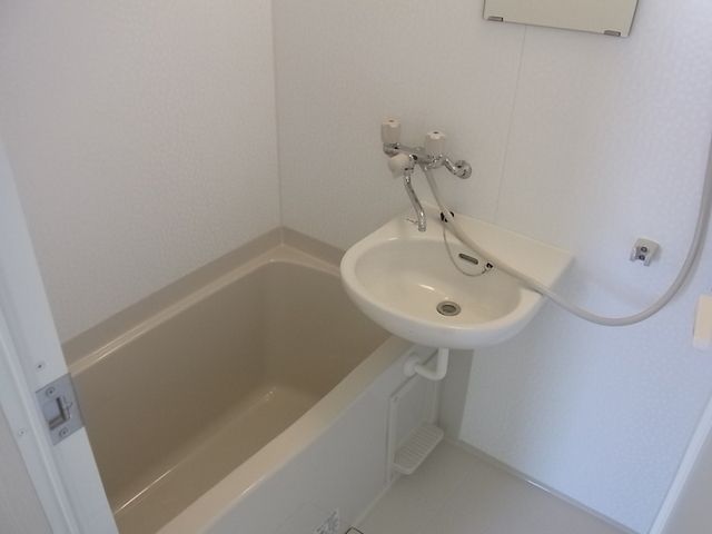バス・シャワールーム　浴室乾燥機付きバスルーム！雨の日には助かりますよね！