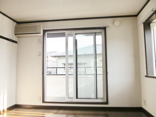 玄関　南向きの明るいお部屋です。出窓もあり解放感あり