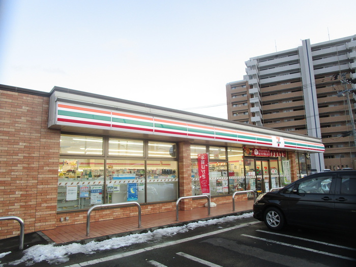 コンビニ　セブンイレブン仙台岩切店（コンビニ）まで636m