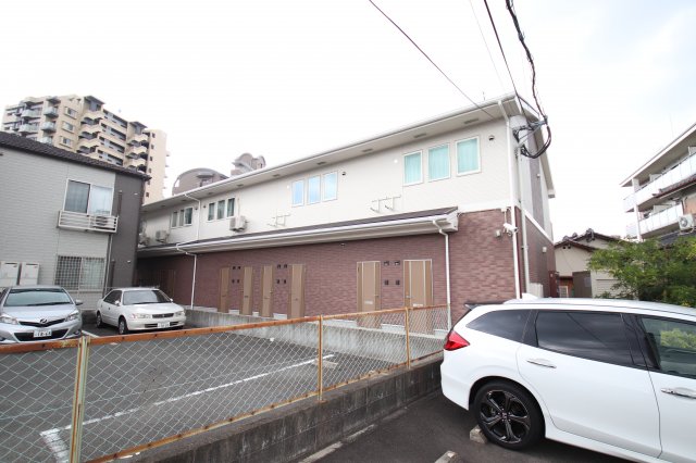 エントランス　落ち着いたエントランスです
