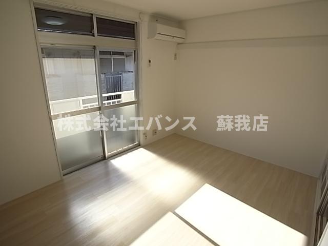 その他部屋・スペース　落ち着いた色調の寝室です