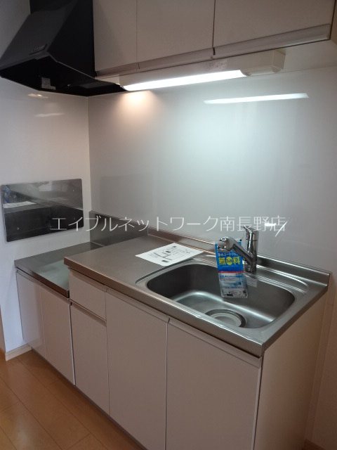 キッチン　参考：202号室（反転）（内装・設備が異なる場合があります。