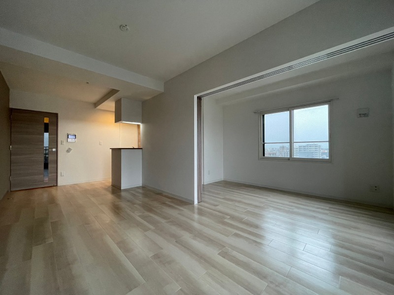 居室・リビング　広くてキレイなお部屋が広がっていて、充実した生活が送れそう。