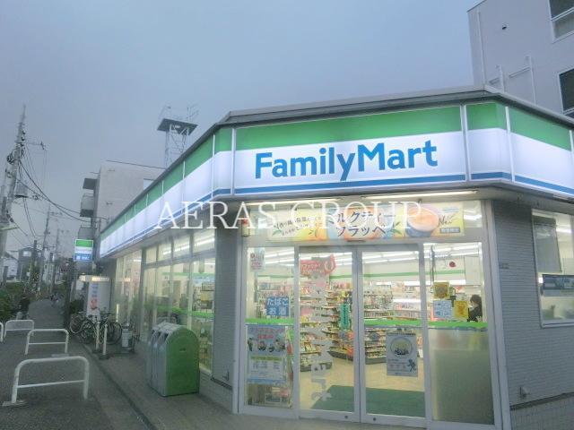 コンビニ　ファミリーマート三軒茶屋駅前店（コンビニ）まで223m