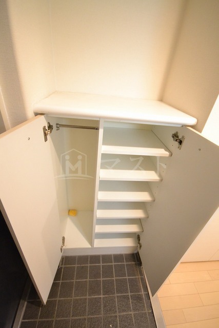 玄関　※建物内別間取参考写真