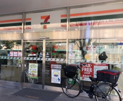 コンビニ　セブンイレブン新宿富久町店（コンビニ）まで50m