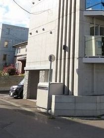 エントランス　エントランス横にゴミ置き場がございます♪