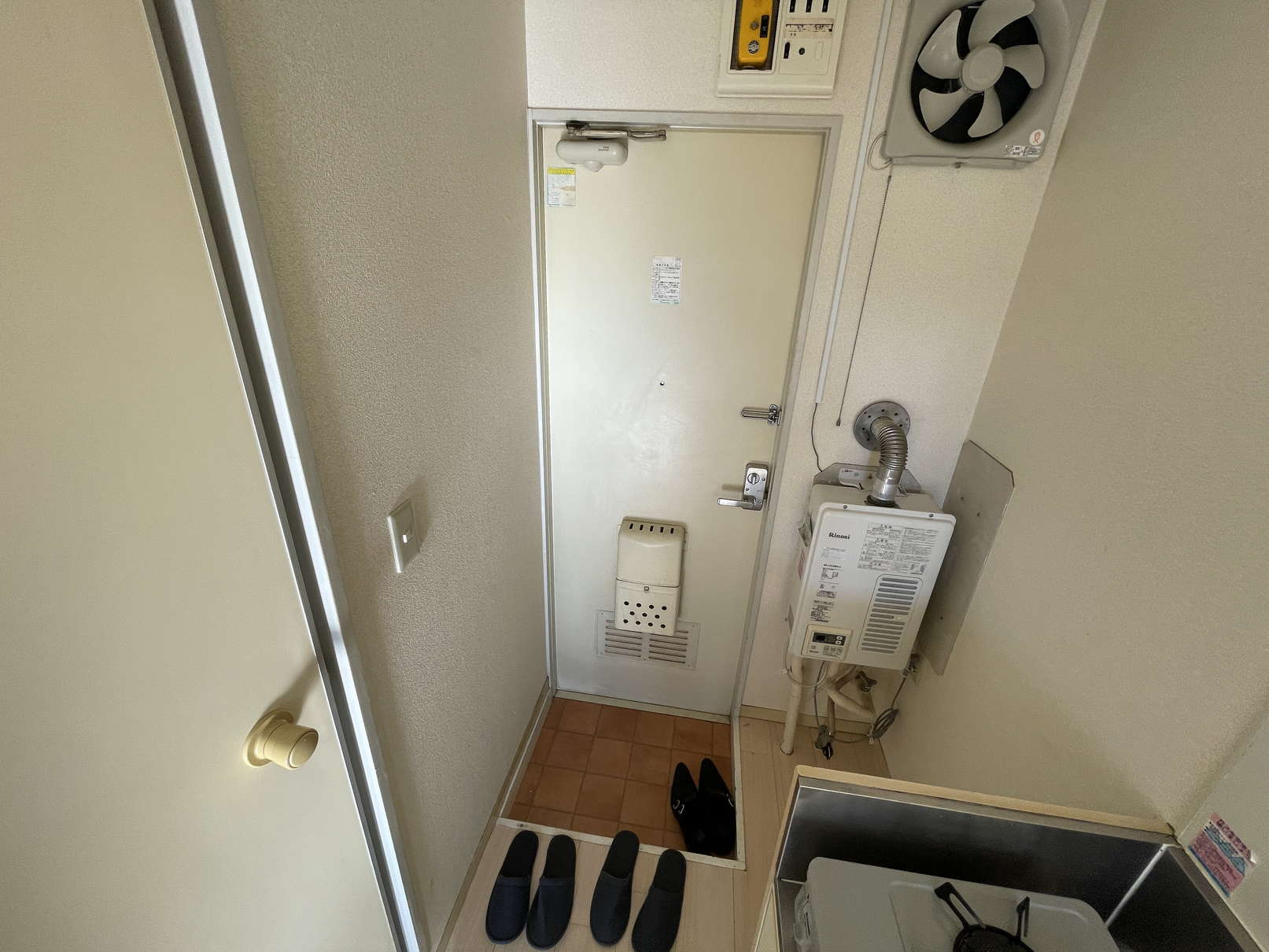 玄関　※同物件別号室の参考写真です。