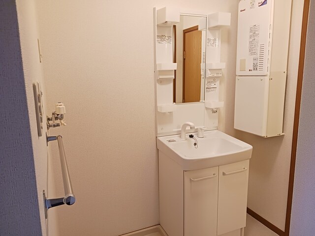 洗面設備　温水シャワーで朝シャンもOK
