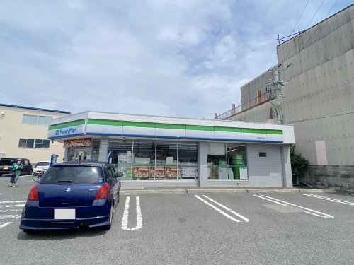 コンビニ　ファミリーマート 堺南花田店（コンビニ）まで747m