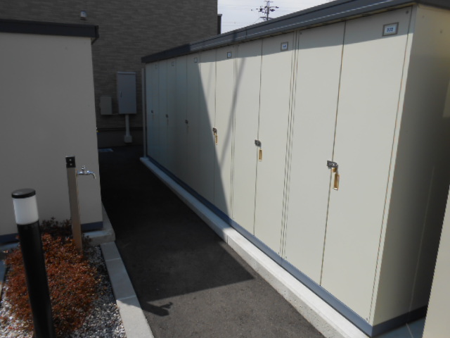 その他設備　各戸個別の屋外物置完備（冬用タイヤ等収納可能）