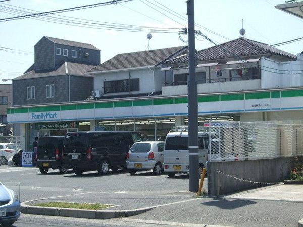コンビニ　ファミリーマート津々山店（コンビニ）まで250m